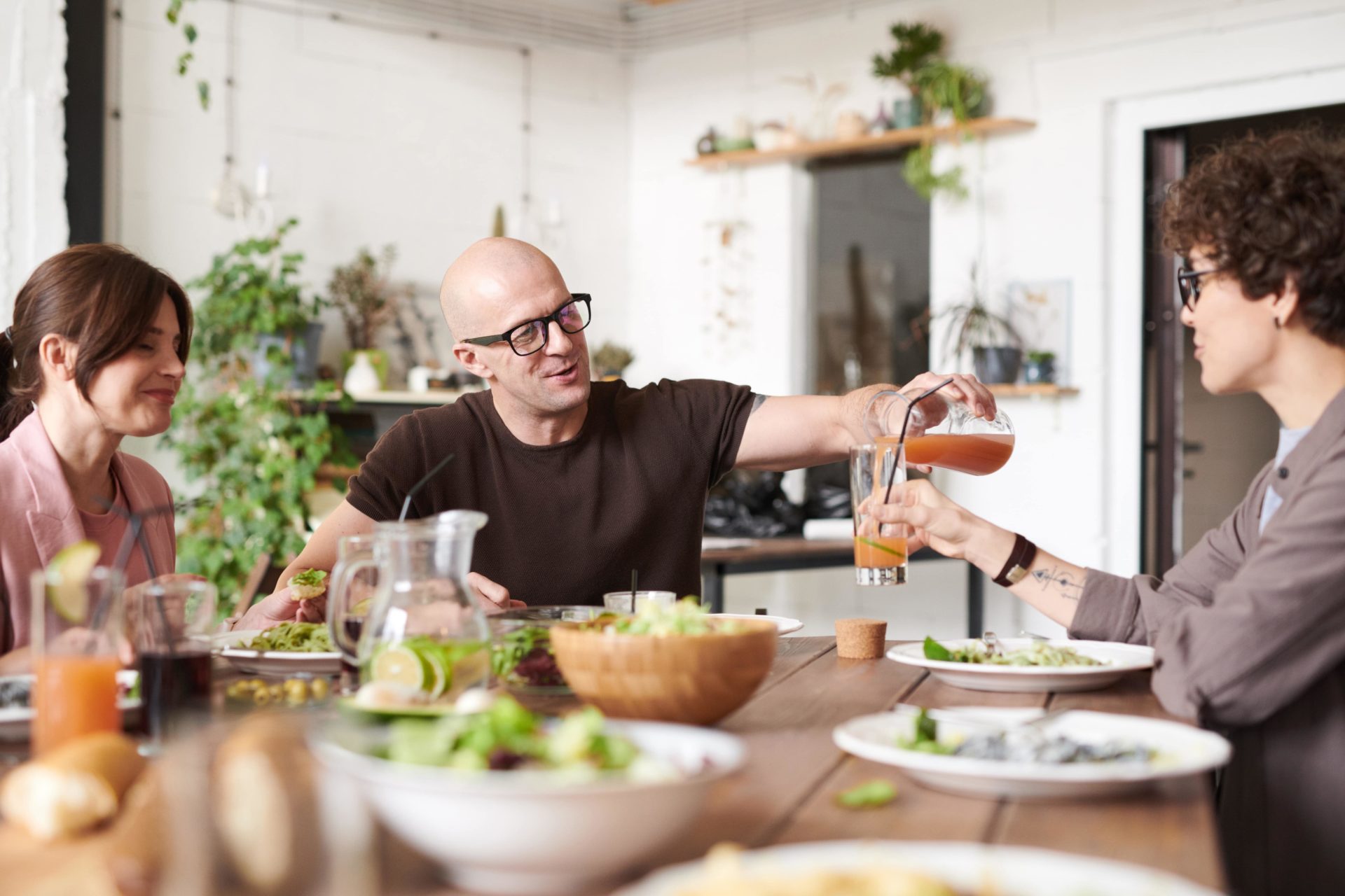 Food sharing. Делиться едой. Dining together Apart.